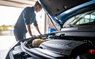 personne-dos-capot-ouvert-moteur